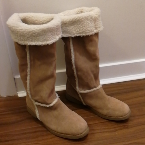 VGUC fake-fur lined suede boots - Picture 9 of 9